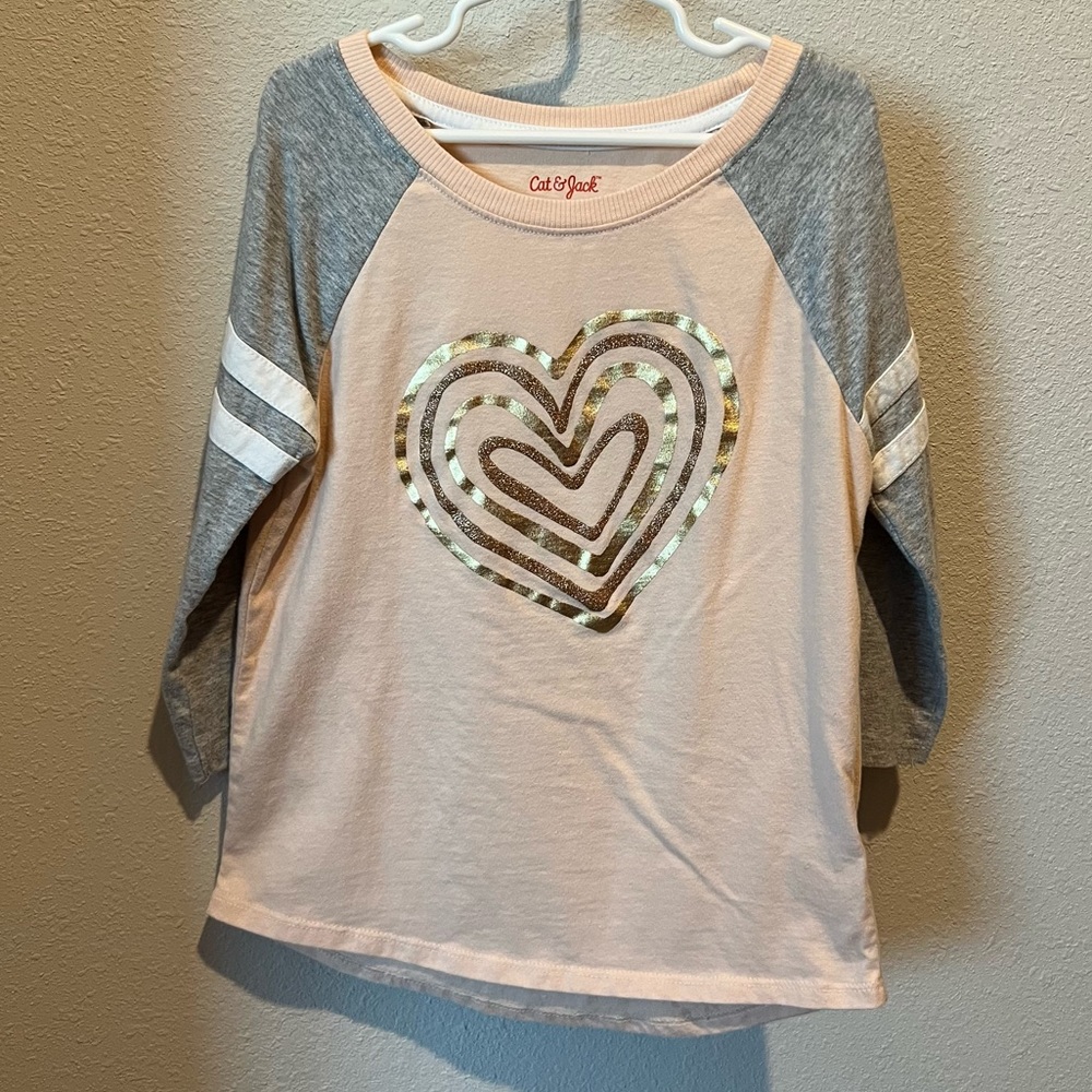 Cat & Jack size m (7/8) long sleeve graphic tee with gold detail